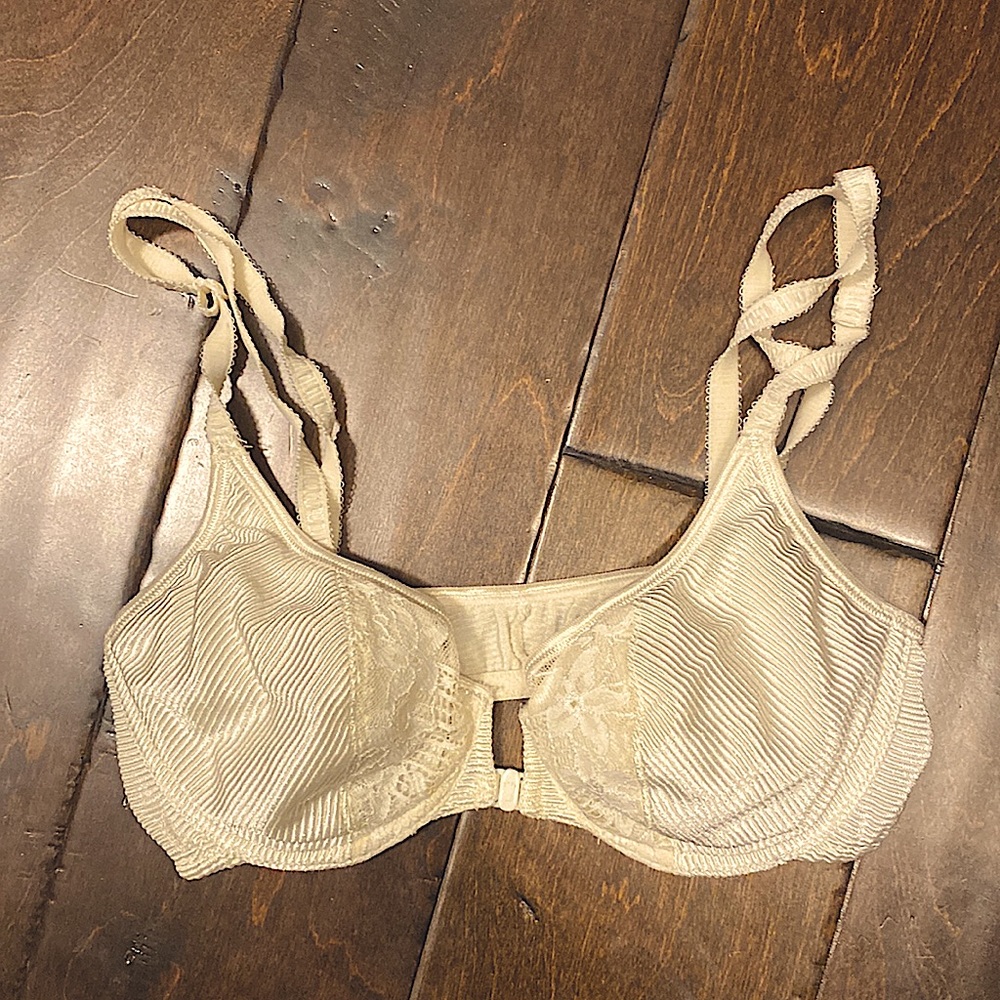 Triumph ribbed Satin + Lace front-closure Wired Bra in cream 70B (32B)